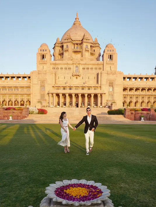 Belum lama ini, sang kekasih, Indra Priawan mengunggah foto saat keduanya sedang berada di India. Beberapa foto dibagikan di Instagram pada 26 Desember 2017 silam. (Instagram/indpriw)