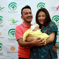Senyum kebahagiaan Ruben Onsu dan Sarwendah setelah mereka mendapatkan anak pertama yang diberi nama Thalia Putri Onsu. (Deki Prayoga/Bintang.com)