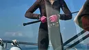 Aktris dan pengusaha muda ini menghabiskan waktu romantis di atas yacht mewah bersama sang kekasih, Omara Esteghlal. Pasangan ini terlihat menikmati momen fishing date sambil menangkap ikan besar, lengkap dengan nuansa laut yang cerah dan angin pantai yang menyegarkan.  [@prillylatuconsina96].