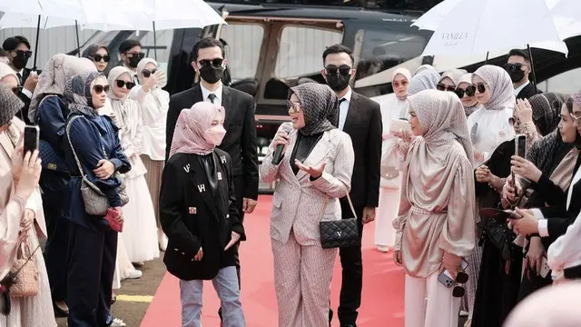 Potret Aurel Hermansyah Berpose di depan Helikopter, credit: Vanilla Hijab