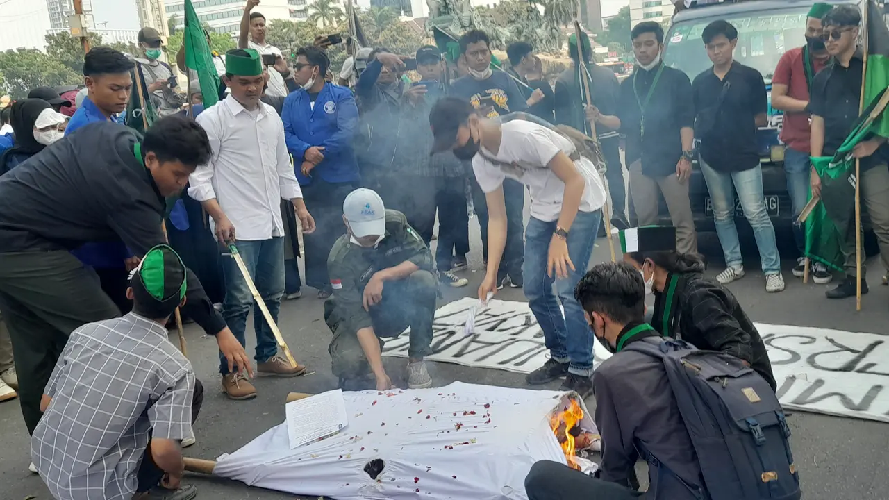 Demo mahasiswa di Patung Kuda Arjuna Wiwaha, Jakarta Pusat, Senin (5/9/2022).