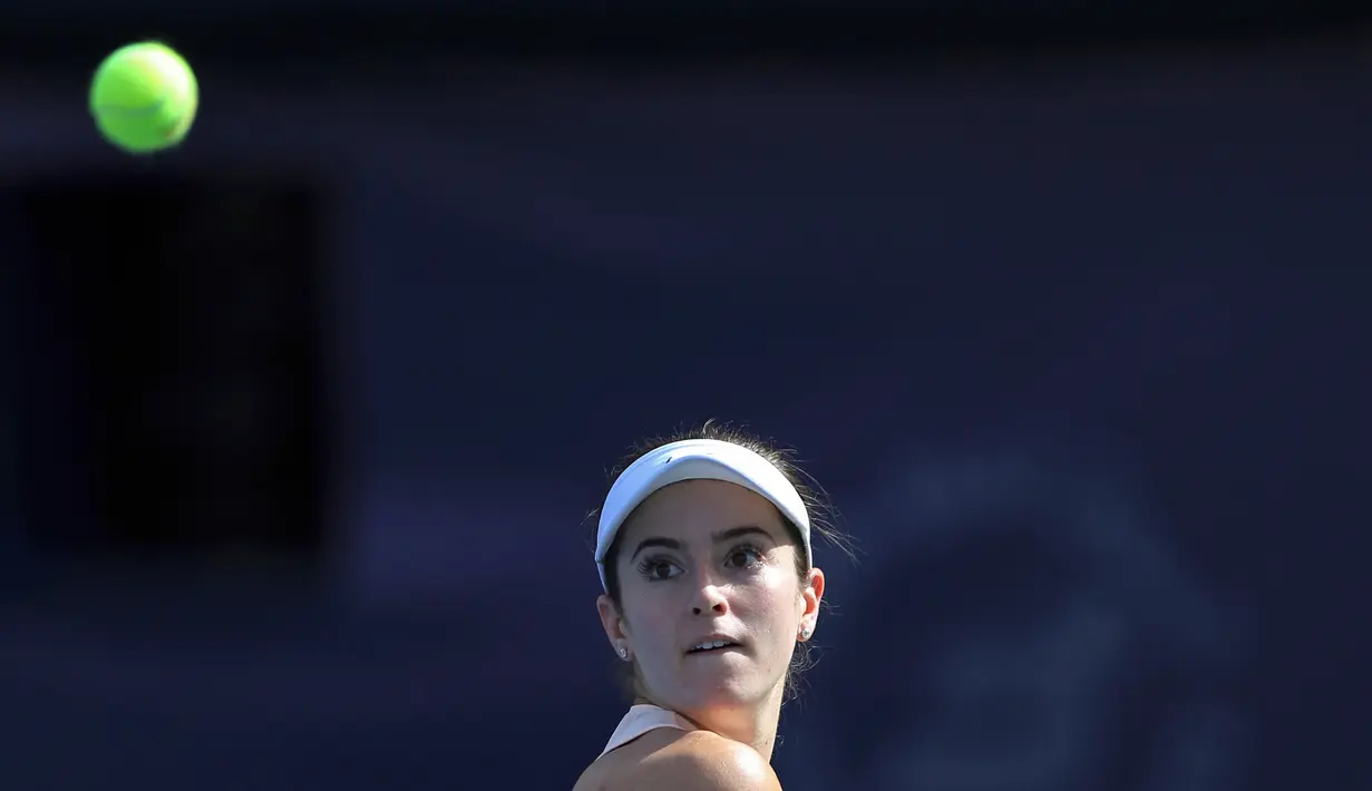 Petenis wanita AS Catherine Bellis bersiap memukul bola saat melawan petenis Belgia, Elise Mertens dalam Kejuaraan Dubai Duty Free Tennis Championship di Dubai (20/2). (AP Photo / Kamran Jebreili)