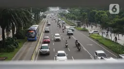 Suasana arus lalu lintas di Jalan Jenderal Sudirman, Jakarta, Senin (23/11/2020). Aturan sistem ganjil genap belum diberlakukan di tengah perpanjangan penerapan pembatasan sosial berskala besar (PSBB) transisi hingga dua minggu ke depan di Ibu Kota. (Liputan6.com/Immanuel Antonius)