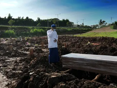 Keluarga mengadzani korban COVID-19 warga Tangerang Selatan yang meninggal di Bandung di TPU Jombang, Tangerang Selatan, Banten, Senin (21/6/2021). Pasca-Lebaran, kasus kematian akibat COVID-19 di Tangerang Selatan meningkat rata-rata 20 persen. (merdeka.com/Arie Basuki)