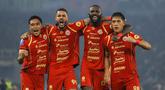 Pemain Persija Muhammad Rayhan Hannan, Emaxwell Souza De Lima, Allano Brendon De Souza Lima dan Eksel Timothy Joseph Runtukahu (kiri ke kanan) saat merayakan kemenangan atas Persebaya pada pertandingan pekan ke-27 BRI Super League 2025/2026 di Stadion Utama Gelora Bung Karno (SUGBK), Jakarta, Sabtu (11/4/2026). Menjamu Persebaya Surabaya di Stadion Utama Gelora Bung Karno (SUGBK), Persija Jakarta tampil impresif. (Bola.com/Bagaskara Lazuardi)