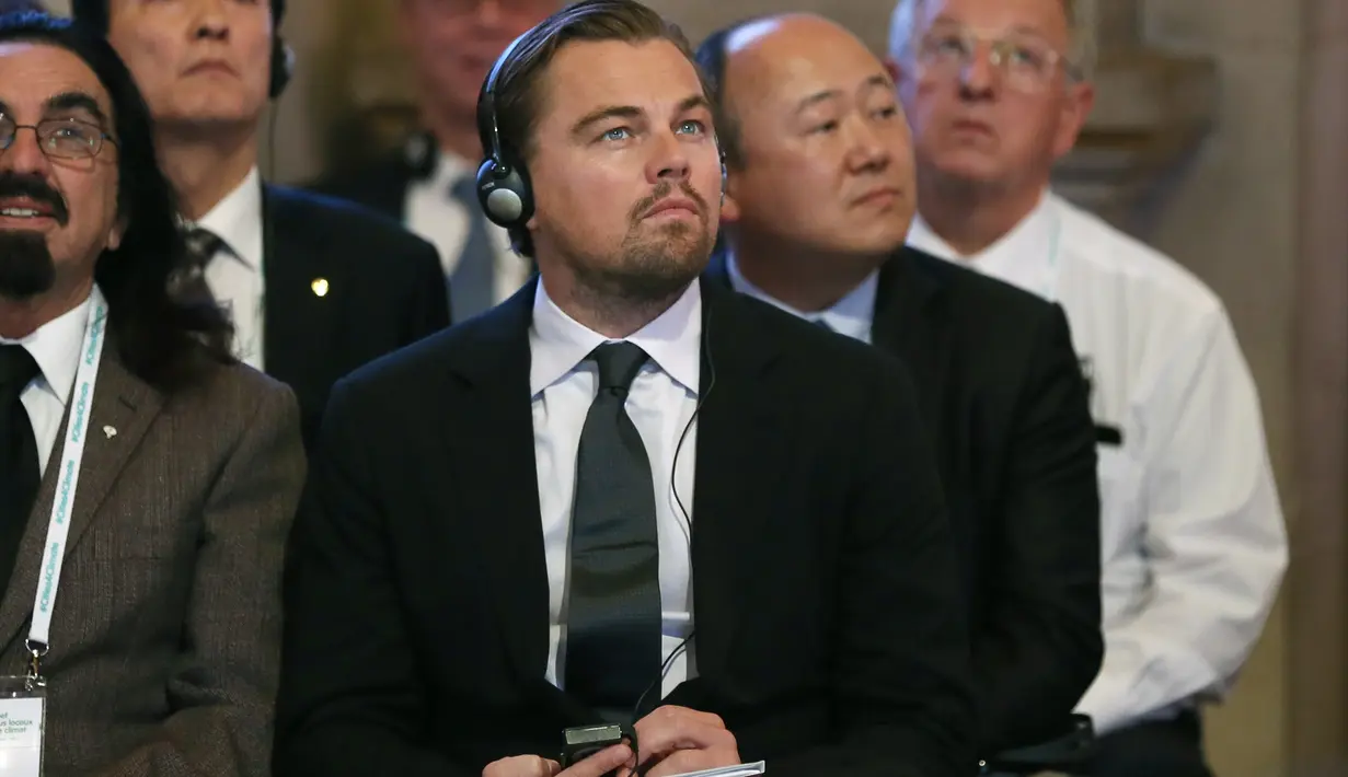 Aktor AS, Leonardo DiCaprio mendengarkan pembahasan dalam pertemuan walikota sebagai bagian dari Konferensi Dunia Perubahan Iklim 2015 (COP21) di Paris, Prancis, 4 Desember 2015. (PATRICK KOVARIK / AFP)