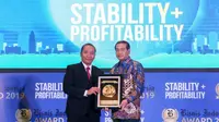 Penghargaan sebagai Bank Persero Terbaik dan CEO of The Year 2019 diterima langsung oleh Direktur Utama Bank BRI Suprajarto di Hotel Raffles, Jakarta, Jumat (12/7).