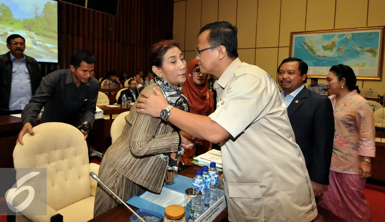 Menteri Kelautan Dan Perikanan Susi Pudjiastuti berjabat tangan dengan Ketua Komisi IV DPR Edi Prabowo sebelum Rapat Kerja (Raker) dengan Komisi IV DPR, Jakarta, Rabu (27/1). (Liputan6.com/Johan Tallo)