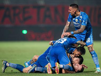 Persib Bandung menahbiskan sebagai juara Championship Series BRI Liga 1 2023/2024 setelah mengalahkan Madura United 3-1 pada laga final leg kedua di Stadion Gelora Bangkalan, Madura, Jumat (31/5/2024). Ketiga gol Maung Bandung dicetak oleh David Da Silva (60'), Marc Klok (86) dan Beckham Putra (90+2). Satu-satunya gol hiburan tim tuan rumah dicetak lewat eksekusi penalti Slamet Nurcahyono (90+7). Secara agregat, tim asuhan Bojan Hodak unggul agregat 6-1 setelah di leg pertama menang 3-0. (Bola.com/Bagaskara Lazuardi)