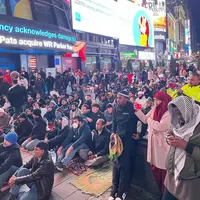 Viral, Umat Muslim di New York Gelar Buka Puasa dan Shalat Tarawih di Times Square (sumber: Twitter/Muslim)