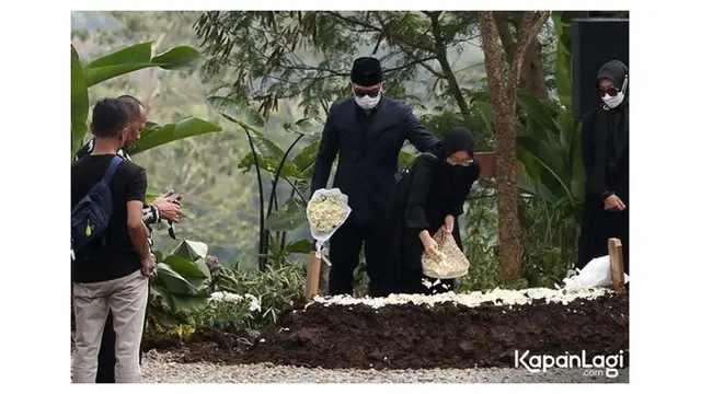 6 Momen Ridwan Kamil dan Atalia Praratya Tabur Bunga di Pusara Eril, Penuh Haru