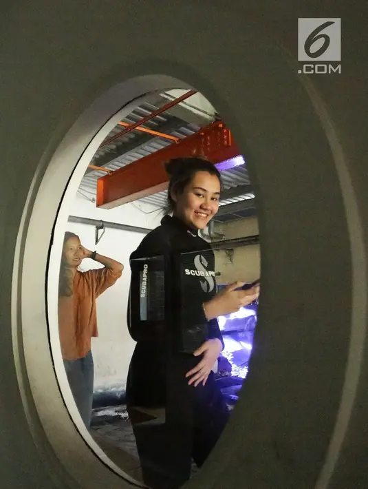 Aaliyah Massaid tersenyum saat menjalani latihan menjadi Paskibra Jelang HUT ke-74 RI di Aquarium Utama Sea World, Ancol, Jakarta (11/8/2019). Aaliyah akan melakukan prosesi pengibaran bendera bersama para penyelam lainnya di dalam air Sabtu (17/8/2019) pukul 10.40 WIB. (Fimela.com/Bambang E. Ros)