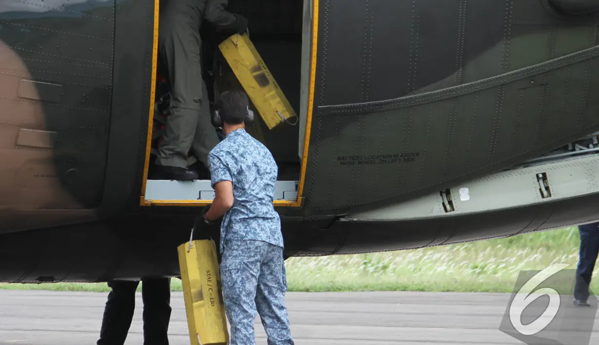 Sejumlah barang bantuan dari Singapura diturunkan dari dalam pesawat, Pangkalan Bun, Kalteng, Kamis (1/1/2015). (Liputan6.com/Herman Zakharia)