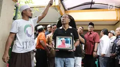 Sejumlah kerabat dan keluarga mengantarkan jenazah Pelawak Senior Cahyono untuk disalatkan di mushola dekat kediamannya,Jakarta, Kamis (25/5). Bersama Jojon, Esther, dan Uuk, ia pernah tergabung dalam Jayakarta Grup. (Liputan6.com/Herman Zakharia)