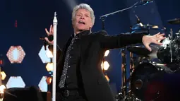 Aksi Jon Bon Jovi saat tampil di atas panggung iHeartRadio Music Awards 2018 di Inglewood, California, (11/3). iHeartRadio Music Awards adalah sebuah penghargaan musik untuk musisi dunia yang lagunya didengar sepanjang tahun. (AFP Photo/Christopher Polk)