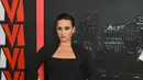 Demi Lovato tiba untuk acara world premiere film "Scream VI" di AMC Lincoln Square di New York City , Senin (6/3/2023). Penyenyi 30 tahun itu berjalan di karpet merah berbalut gaun edgy dengan lengan sepanjang lantai yang melebar di ujungnya. (ANGELA WEISS / AFP)