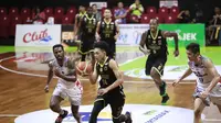 Pertandingan Pacific Caesar melawan Stapac Jakarta pada seri keenam IBL 2019 di GOR Pacific, Surabaya, Jumat (1/2/2019). (Media IBL)