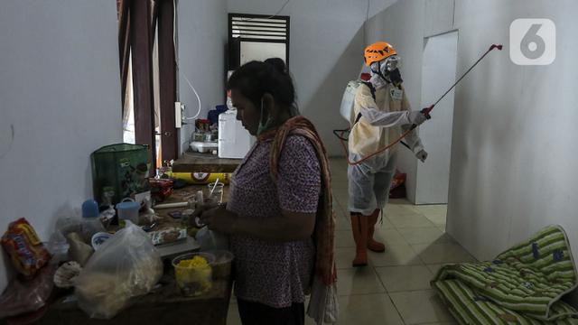 FOTO: Cegah Penularan COVID-19, Barak Pengungsi Gunung Merapi Didisinfeksi