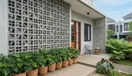 6 Ide Halaman Rumah dengan Roster Beton dan Philodendron untuk Tampilan Tropis Modern