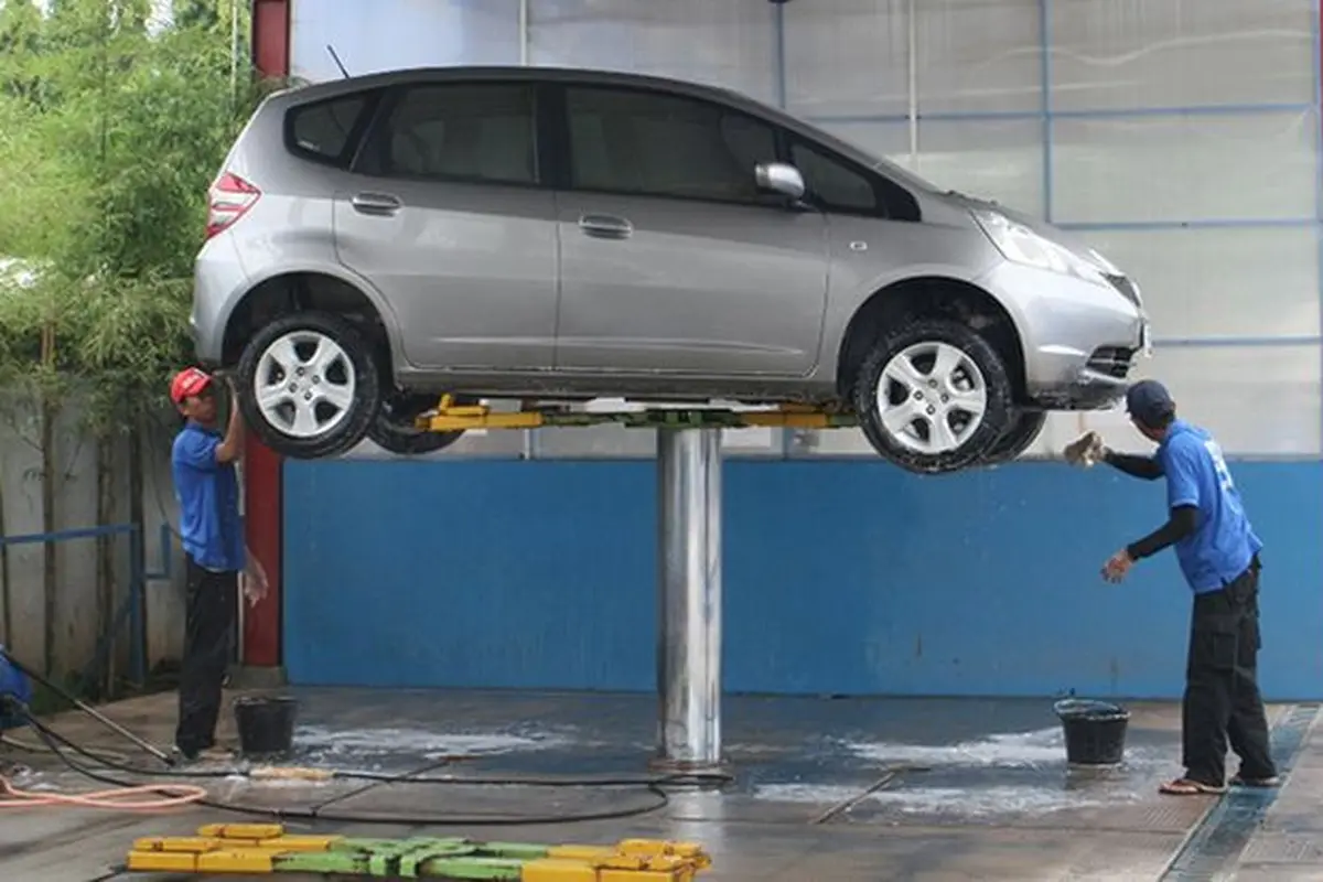 Cuci mobil.
