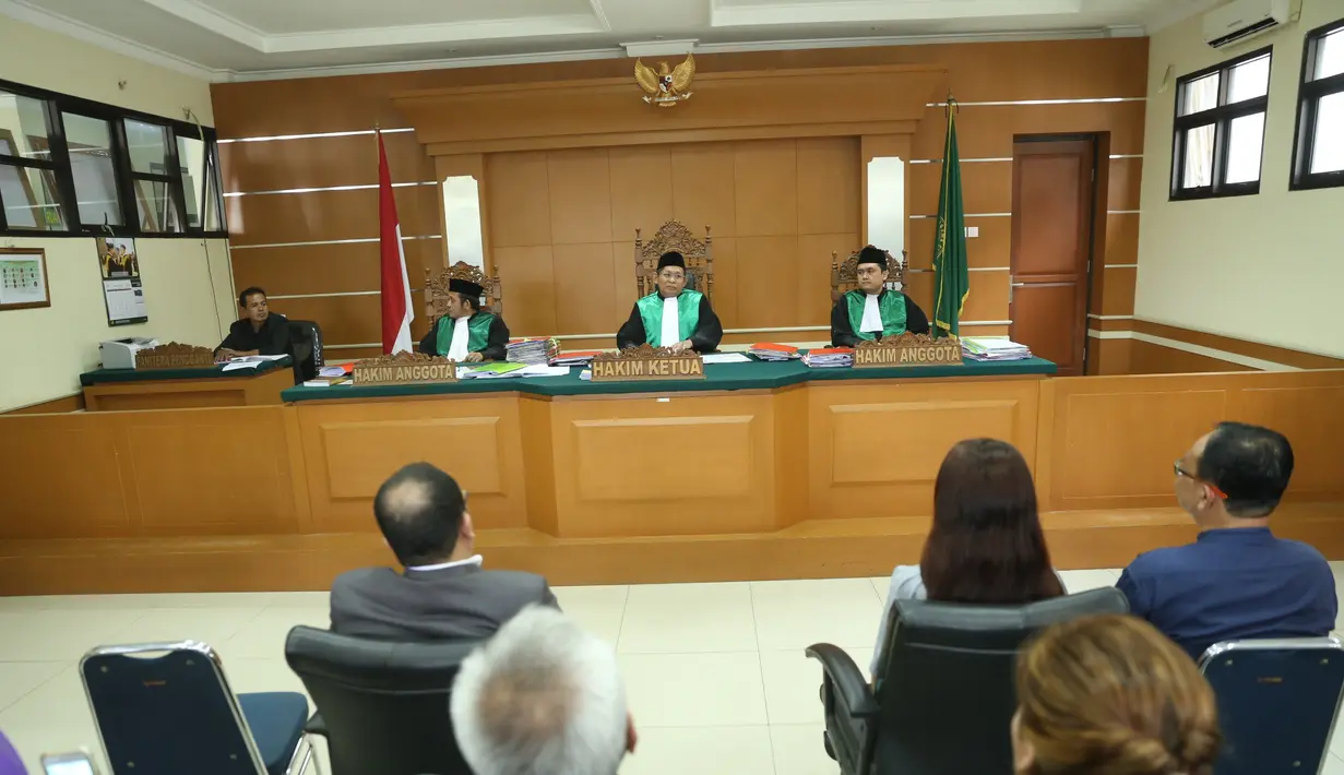 Usai menghadiri sidang, perempuan 25 tahun itu mengungkapkan beberapa yang menjadi alasannya. Apalagi rumah tangga pasangan ini baru berjalan sekitar lima tahun dengan dua orang anak. (Nurwahyunan/Bintang.com)