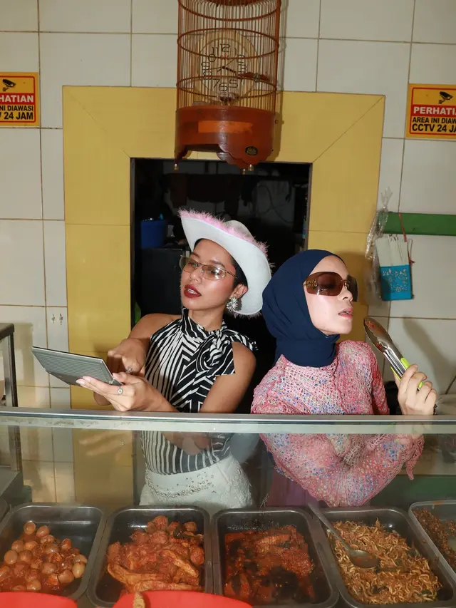 7 Gaya Nyentrik Tantri Namirah Jalani Pemotretan di Warteg Ini Curi Perhatian