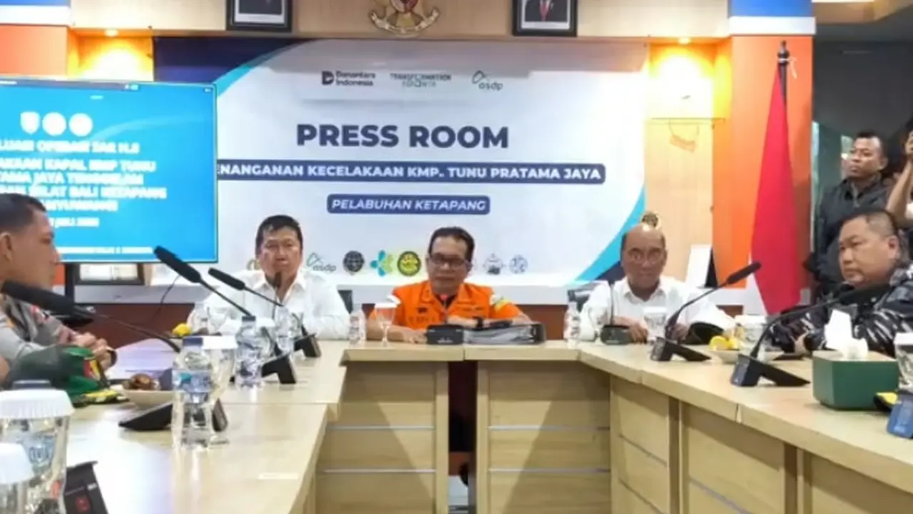 Deputi Bidang Operasi Pencarian dan Pertolongan serta Kesiapsiagaan Basarnas, Ribut Eko Suyanto (Tengah) saat konfrensi pers di Pelabuhan Ketapang Banyuwangi  (Istimewa)