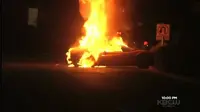 Percikan api muncul saat pemilik FErrari 308 mengisi bensin. Api membesar dan akhirnya membakar seluruh mobil.
