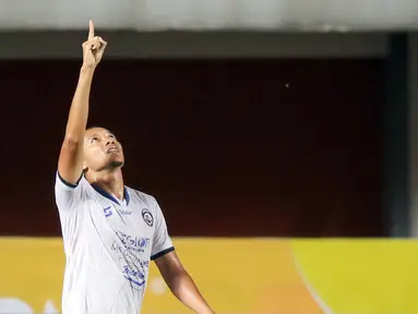 Gol tunggal Dendi Santoso di menit 17 tak sanggup dibalas Persib. Kemenangan ini membawa Arema naik ke posisi runner-up klasemen sementara dengan koleksi 29 poin. Sementara Persib Bandung melorot ke urutan ketiga dengan 28 poin. (Bola.com/Bagaskara Lazuardi)