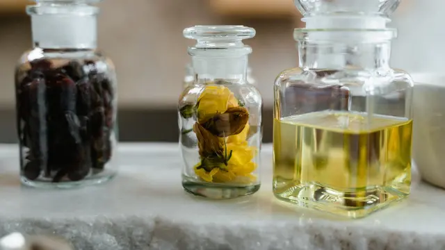 Menggunakan Cuka dan Air Panas