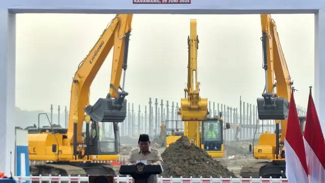 Presiden Prabowo Subianto melakukan groundbreaking atau peletakan batu pertama Ekosistem Industri Baterai Kendaraan Listrik Terintegrasi