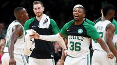Para pebasket Boston Celtics merayakan kemenangan atas Indiana Pacers pada laga NBA di TD Garden, Boston, Kamis (10/1). Celtics berhasil menang 135-108 atas Pacers. (AP/Maddie Meyer)