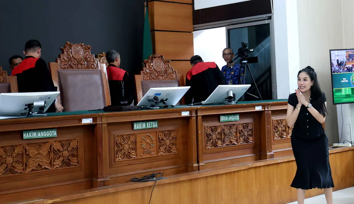 Terdakwa kasus pemerasan dan Tindak Pidana Pencucian Uang (TPPU), Nikita Mirzani usai mengikuti sidang pembacaan putusan di Pengadilan Negeri Jakarta Selatan, Selasa (28/10/2025). (Kapanlagi.com/Budy Santoso)