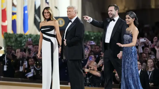 Donald Trump dan Melania (kiri), JD Vance dan Usha Commander in Chief Ball pada 20 Januari 2025 setelah pelantikan. (AP)