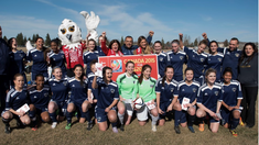 Timnas tuan rumah Kanada berpose bersama Menteri Kesehatan Kara Lang