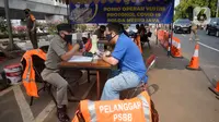 Petugas saat melakukan operasi yustisi protokol kesehatan untuk meningkatkan kesadaran dan kedisiplinan warga di Lebek Bulus, Jakarta, Senin (14/9/2020). Pemprov DKI memperketat kembali PSBB karena kasus Covid-19 mengalami peningkatan. (merdeka.com/Dwi Narwoko)