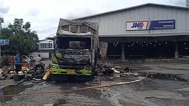 Truk JNE, Kota Bandung, kebakaran
