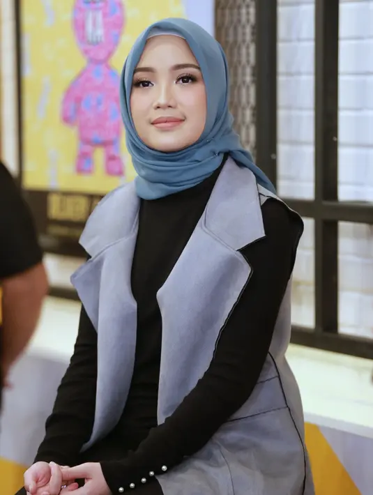 "Karena kalau kita udah memutuskan untuk berhijab kita juga jadi punya tanggung jawab untuk menunjukkan Islam seperti apa kepada masyarakat," kata Chacha saat ditemui di Kawasan Kemang, Jakarta Selatan, Kamis (3/5). (Adrian Putra/Bintang.com)