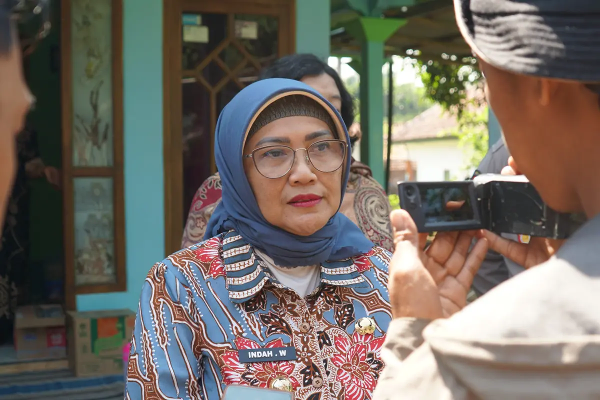 Penjabat Bupati Lumajang Indah Wahyuni saat takziyah ke anggota panwas yang meninggal. (Istimewa)