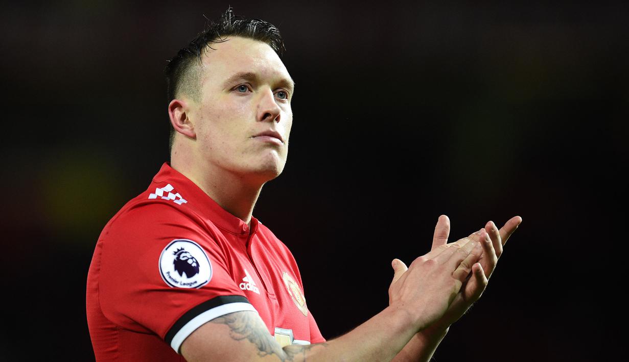 8. Phil Jones - Bek Setan Merah tersebut punya ritual khusus dengan kaos kaki. Ia punya kebasiaan akan memakai kaos kaki sebelah kanan terlebih dahulu jika bermain di kandang, dan sebelah kiri jika bermain tandang. (AFP/Oli Scarff)
