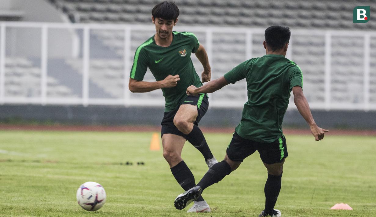Pemain Timnas Indonesia, Gavin Kwan, berebut bola dengan Muhammad Hargianto saat latihan di Stadion Madya, Jakarta, Minggu (11/11). Latihan ini persiapan jelang laga Piala AFF 2018 melawan Timor Leste. (Bola.com/Vitalis Yogi Trisna)