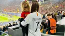Lorenzo Pellegrini kini menjabat sebagai sebagai kapten AS Roma. Ia identik dengan nomor 7 semenjak didatangkan kembali dari Sassuolo. Jersey Pellegrini pun dipakai oleh Veronica Martinelli saat mendukung sang suami langsung di stadion. Ia tak lupa mengajak buah hatinya dengan Pellegrini. (Liputan6.com/IG/@veromartinel)