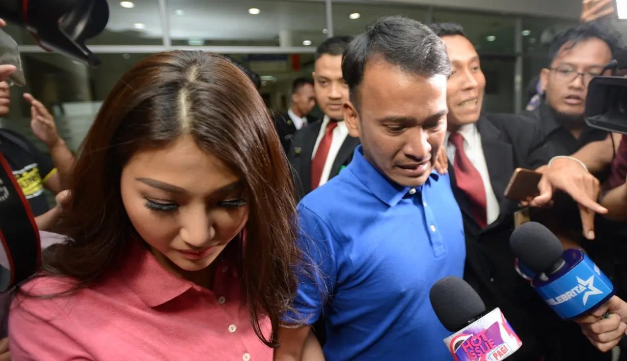 Kurang lebih dua jam, Ruben didampingi sang istri Sarwendah terlihat sedih. Ia memohon doa buat kesembuhan sahabatnya yang telah beberapa bulan menjalani perawatan di RSCM. (Adrian Putra/Bintang.com)
