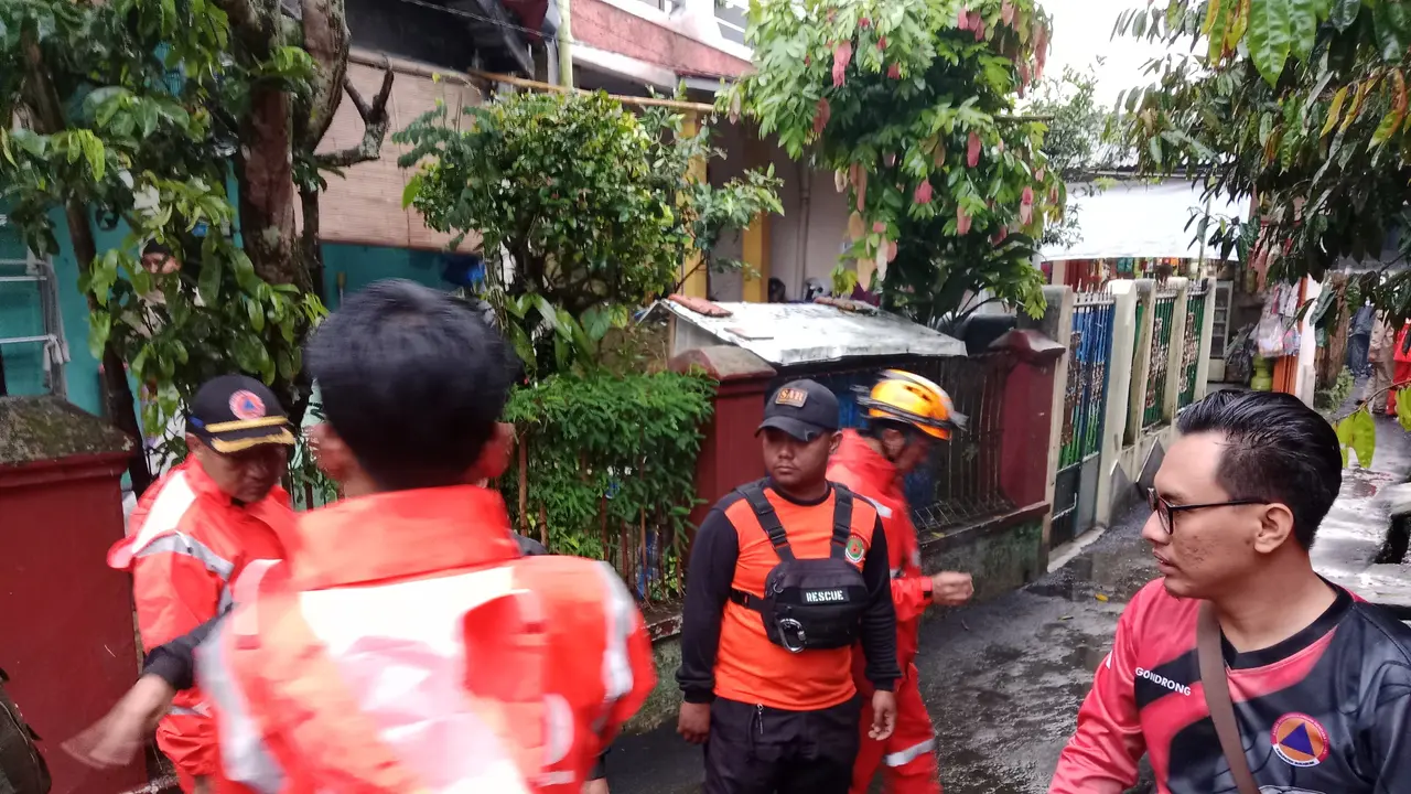 Proses evakuasi bocah 4 tahun yang tewas terseret arus di gorong-gorong Kampung Kaum Kidul, Desa Karangtengah, Kecamatan Cibadak, Kabupaten Sukabumi.