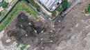 Dan terakhir, pada Minggu 8 Maret 2026, gunungan sampah setinggi 40 meter longsor dan menimbun sejumlah truk serta warung di Zona 4 TPST Bantargebang, Kota Bekasi. Untuk sementara, hingga Senin (9/3/2026) sore WIB, enam korban meninggal dunia ditemukan pasca insiden tersebut. Tampak foto udara menunjukkan tim penyelamat menggunakan alat berat untuk mencari korban longsor di Tempat Pembuangan Sampah Terpadu (TPST) Bantargebang, Kota Bekasi, Jawa Barat, pada Senin 9 Maret 2026. (BAY ISMOYO/AFP)