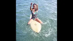 Maud Le Car surfer cantik dunia asal Prancis mendemonstrasikan keahlian berselancar dengan menggunakan sepatu hak tinggi.