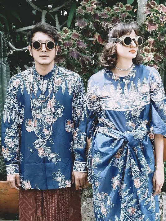 Nadine bersama sang suami kompak menggunakan pakaian batik didominasi biru. Nadine menggunakan longsleeve yang dipadukan dengan kain lilit sebagai bawahan. @nadinelist