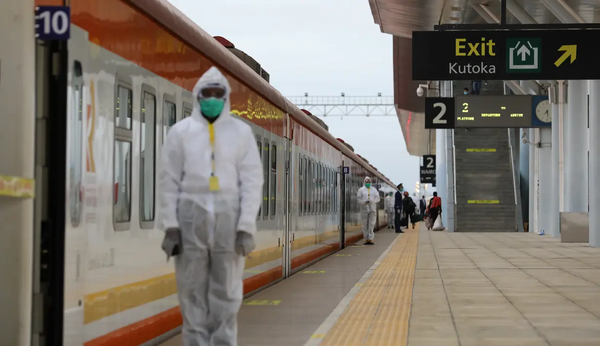 Para staf bersiaga saat penumpang menaiki kereta di Stasiun Nairobi di Nairobi, Kenya (13/7/2020). Jalur Kereta Rel Standar (Standard Gauge Railway/SGR) Mombasa-Nairobi pada Senin (13/7) kembali membuka layanan penumpang di tengah peningkatan langkah-langkah pencegahan COVID-19. (Xinhua/Feng Dong)