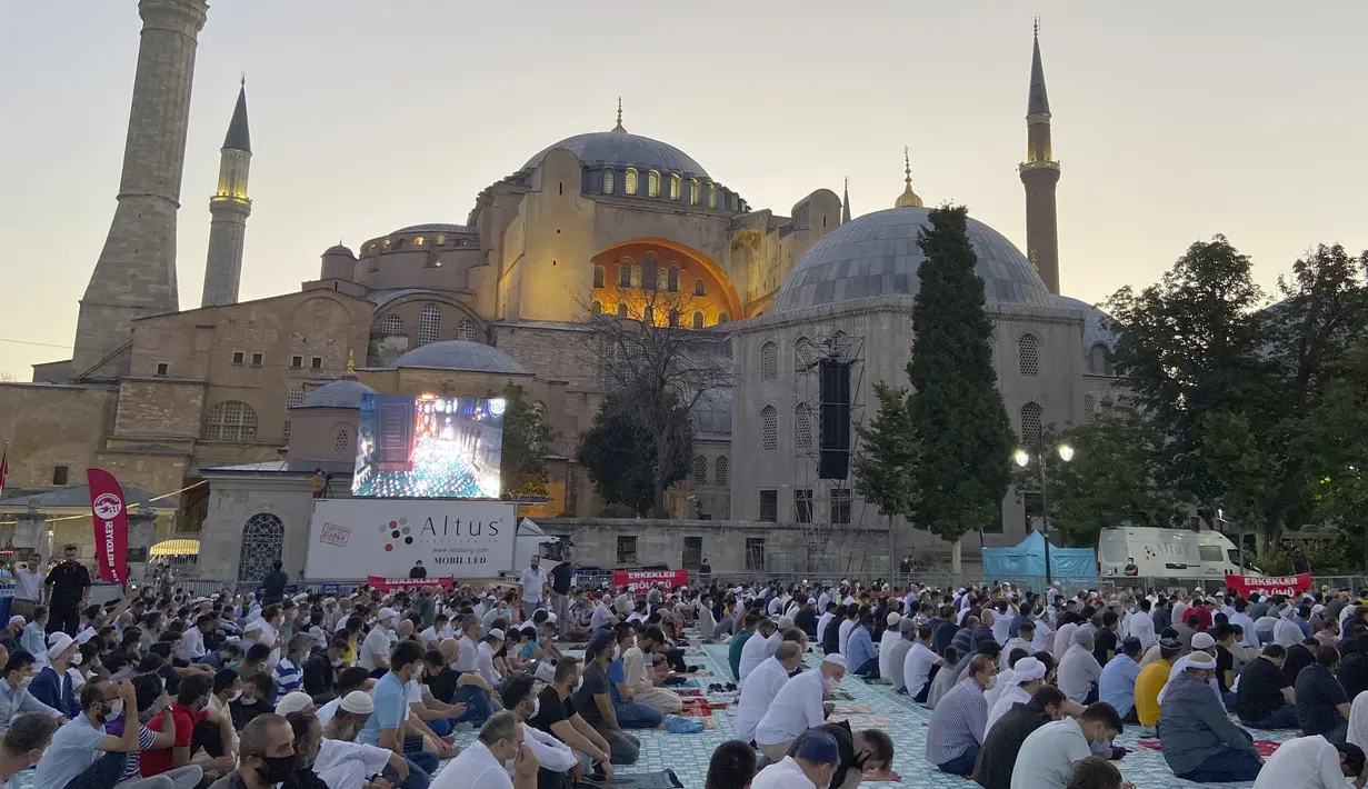 Ratusan jemaah berkumpul untuk melaksanakan salat Idul Adha di luar Hagia Sophia, Istanbul, Turki, Jumat (31/7/2020). Ini merupakan salat Idul Adha pertama di Hagia Sophia setelah dialihfungsikan dari museum menjadi masjid. (AP Photo/Cavit Ozgul)