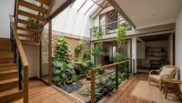 7 Inspirasi Desain Void Rumah Kecil, Trik Bikin Hunian Mungil Terasa Lega dan Sejuk